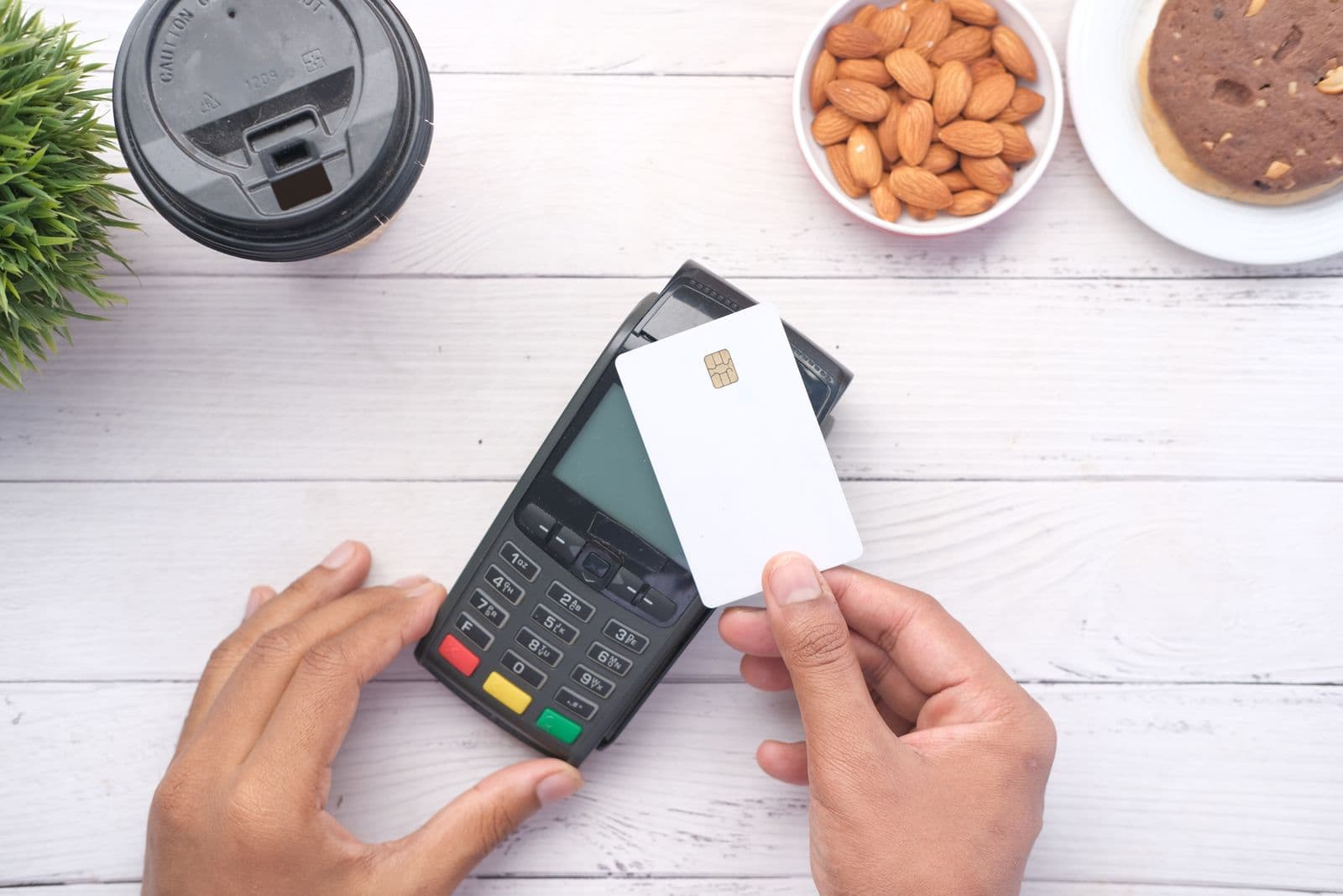 Terminal de paiement symbolisant le coût d'un logiciel de réservation restaurant