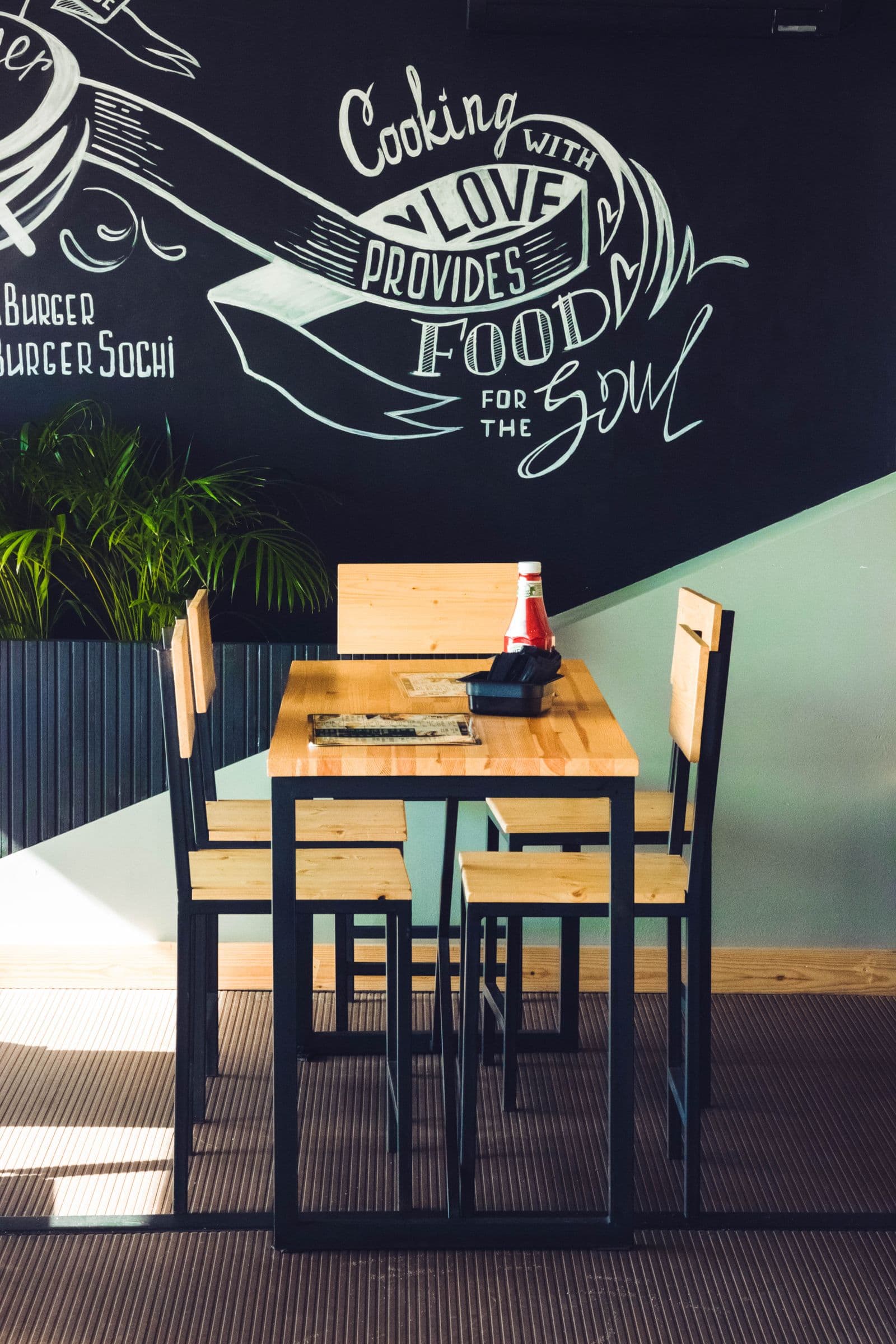 Table de restaurant dressée, symbole du comparatif entre logiciels de réservation
