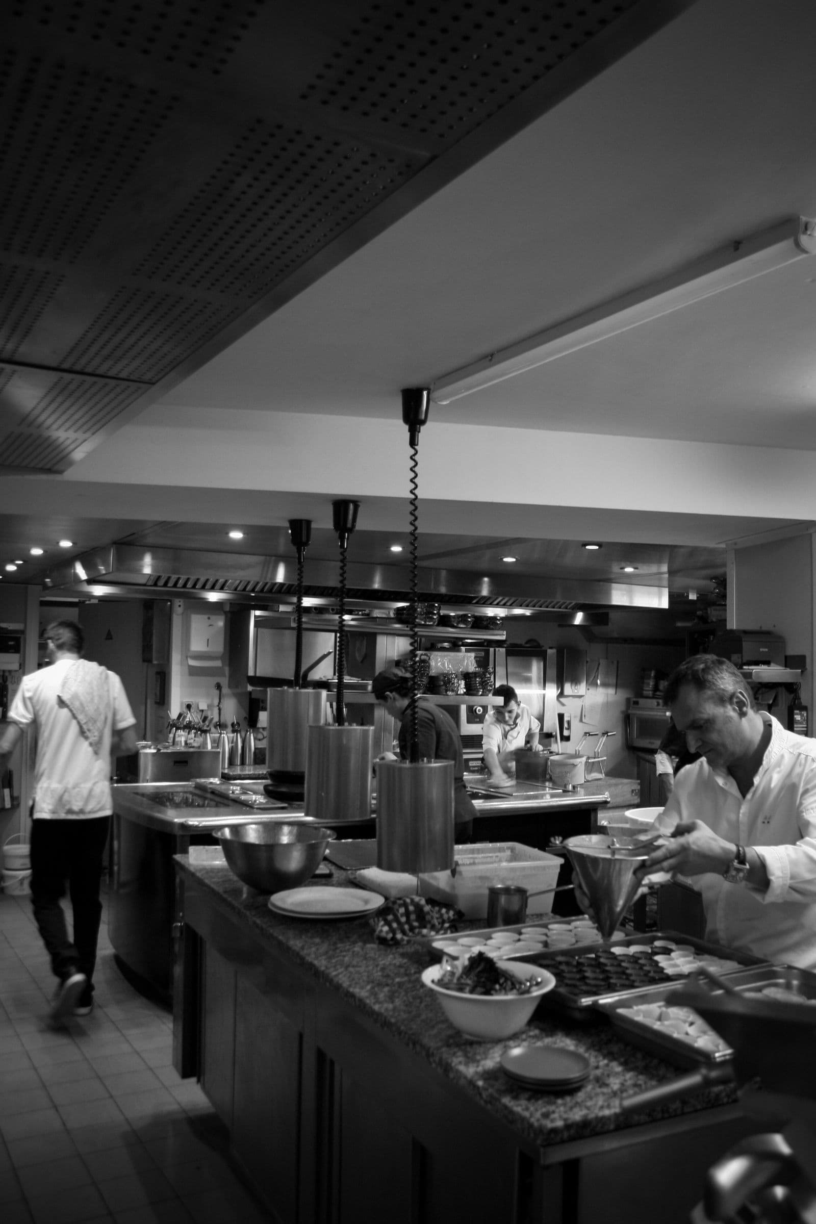 Cuisine professionnelle de restaurant aux normes d'hygiène