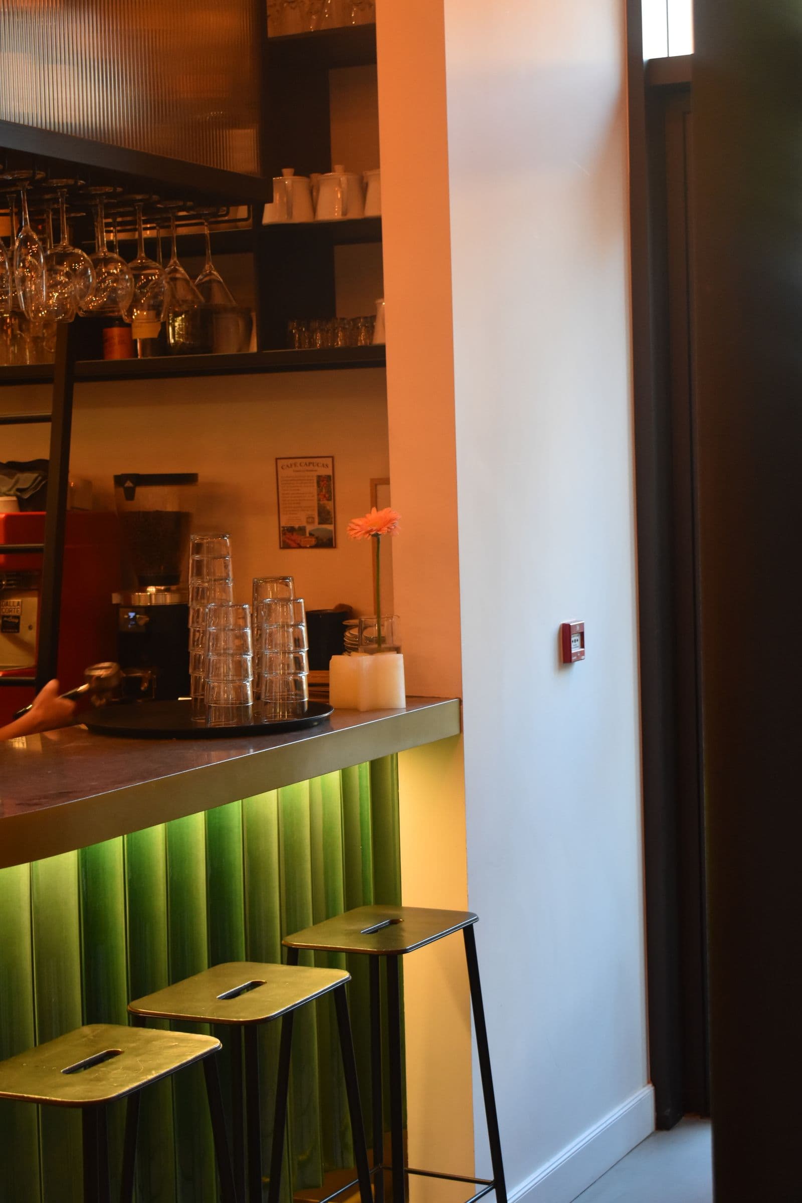 Comptoir de bar de restaurant avec verres et bouteilles