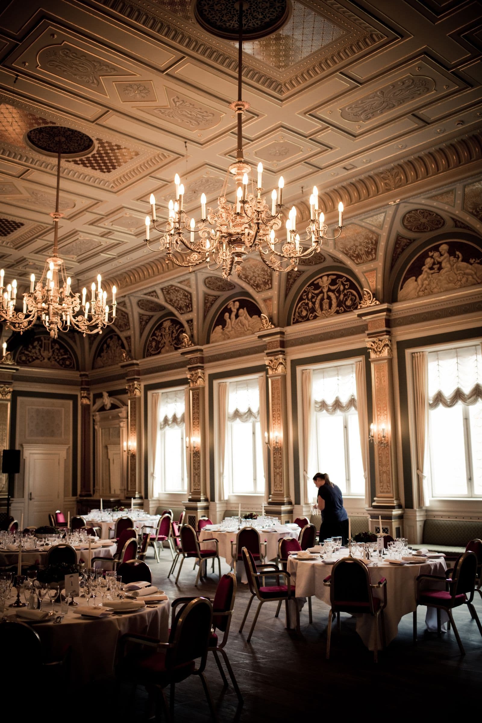 Salle de restaurant chaleureuse prête à accueillir ses premiers clients