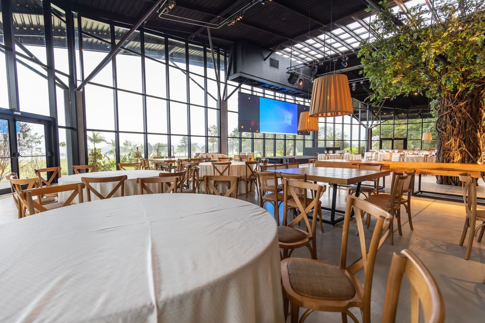 Tables vides dans un restaurant, illustration du coût d'un no-show